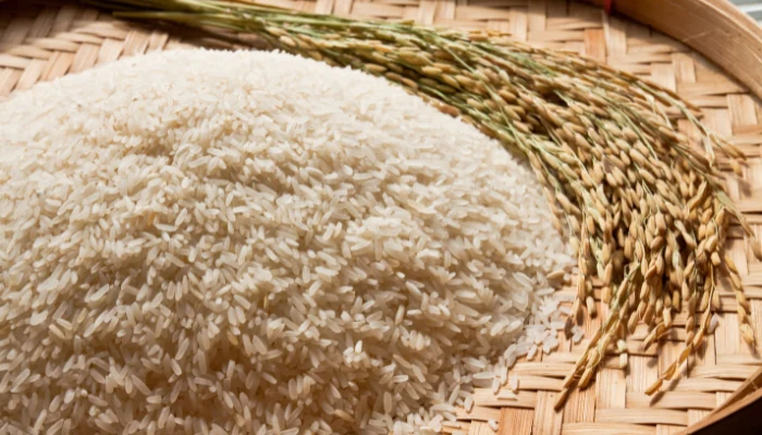 A Ração Quatree Filhote é Super Premium? Descubra Tudo 1 Cesta com arroz cru dentro para representar a palavra-chave racao quatree farinha de arroz.