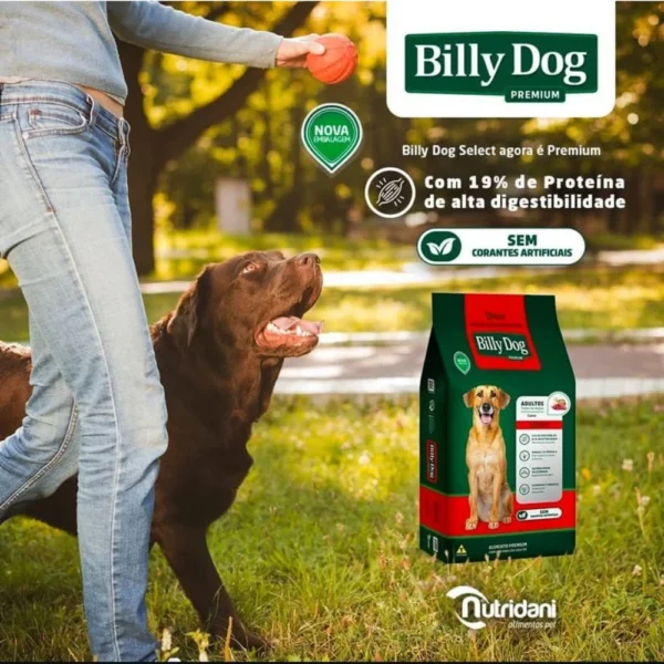 Pacote de ração para cachorro na cor verde com detalhes em vermelho ao lado de um cachorro para representar a palavra-chave billy dog adultos todas as raças sabor carne.