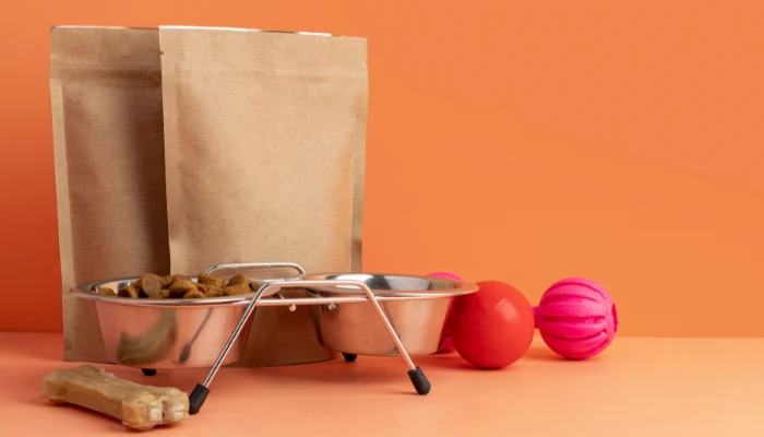 Por Que Comprar Ração Quatree? Entenda e Escolha a Ideal 1 Dois pacotes de ração sem rótulo ao lado de tigelas de ração para representar a palavra-chave comprar ração quatree.