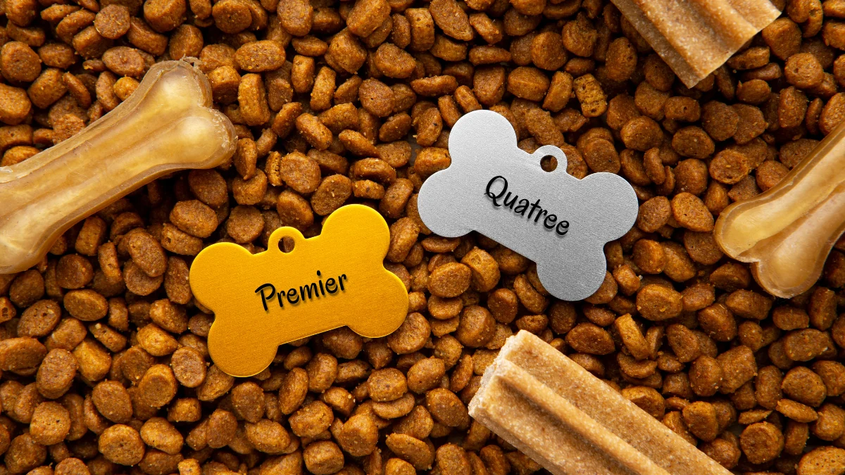Ração para cachorro espalhada com duas placas de identificação por cima para representar a palavra-chave qual melhor ração quatree ou premier.